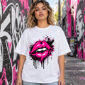 T-shirt blanc unisexe avec le visuel Pink Graffiti Lips – Winshirt